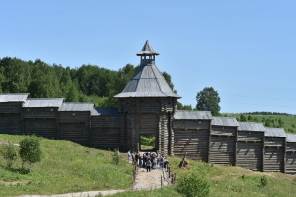 Эта крепость не историческая, а всего лишь декорация на съемочной площадке фильма Эта крепость не историческая, а всего лишь декорация на съемочной площадке фильма