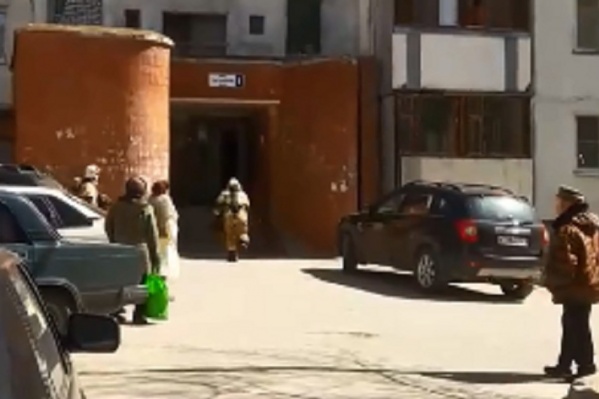 На восьмом этаже высотки в закутке загорелись старые вещи На восьмом этаже высотки в закутке загорелись старые вещи