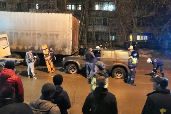 По словам очевидцев, в салоне внедорожника находилась пассажирка — девушка не пострадала По словам очевидцев, в салоне внедорожника находилась пассажирка — девушка не пострадала