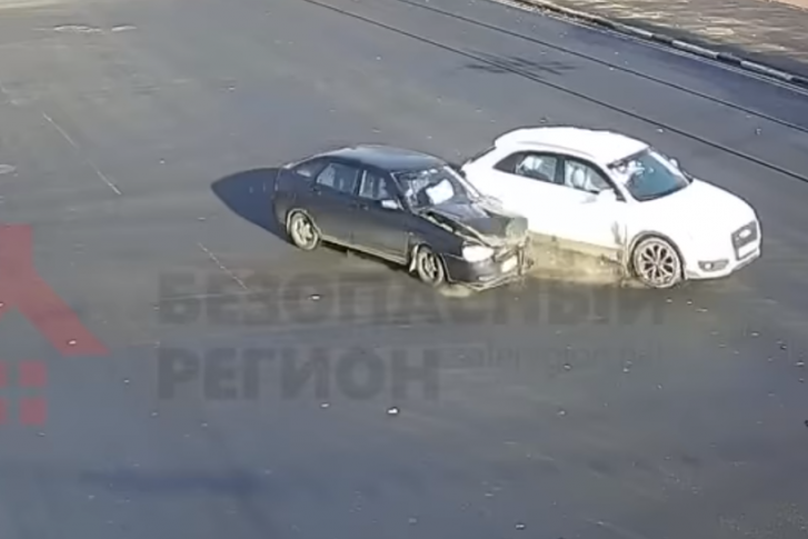 Водитель «Лады» не заметил белую иномарку Водитель «Лады» не заметил белую иномарку
