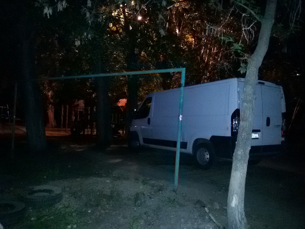Грузовой фургон на детской площадке Грузовой фургон на детской площадке