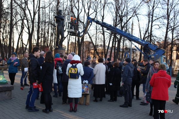 Моют памятник Волкову Моют памятник Волкову