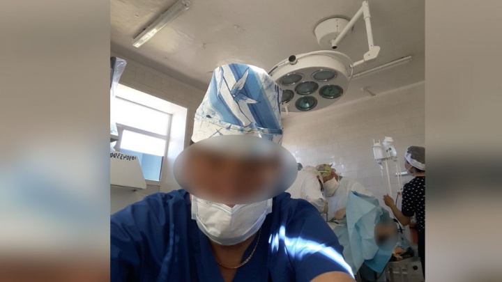 Врач из Башкирии выложил селфи на фоне оперируемых пациентов