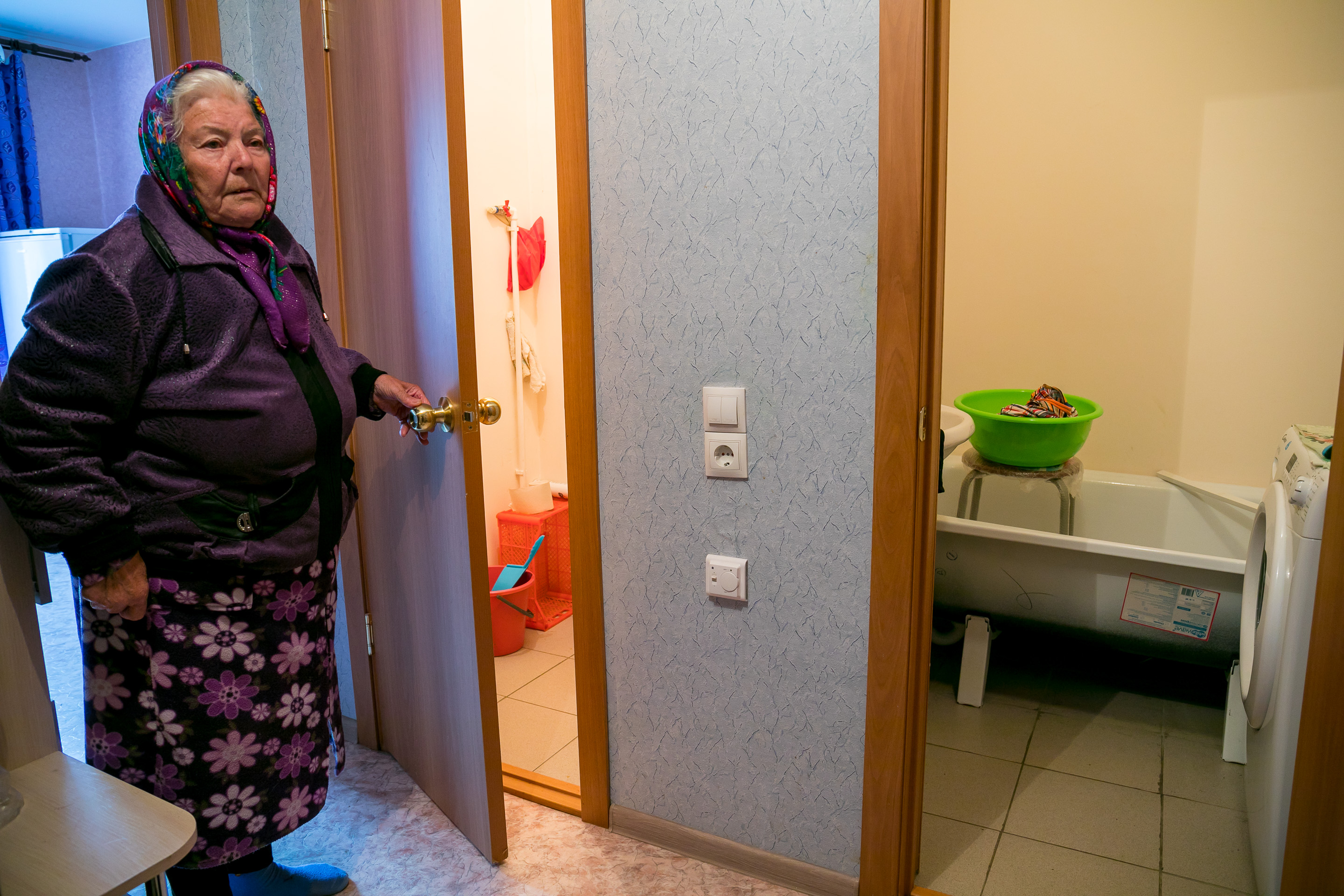 Татьяна Виновьевна живет одна в однокомнатной квартире. Во время приезда она просила телефон горячей линии с президентом — хотела рассказать о вопросе с выселением Татьяна Виновьевна живет одна в однокомнатной квартире. Во время приезда она просила телефон горячей линии с президентом — хотела рассказать о вопросе с выселением