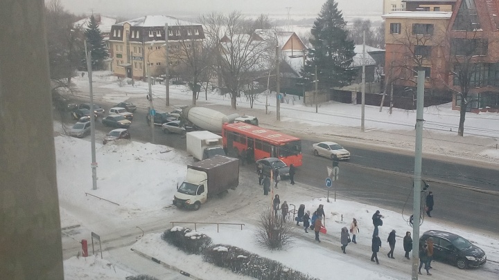 Легковушка, бетономешалка и автобус столкнулись на Родионова