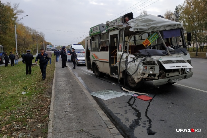 В аварии пострадало 12 человек, многие попали в больницу В аварии пострадало 12 человек, многие попали в больницу