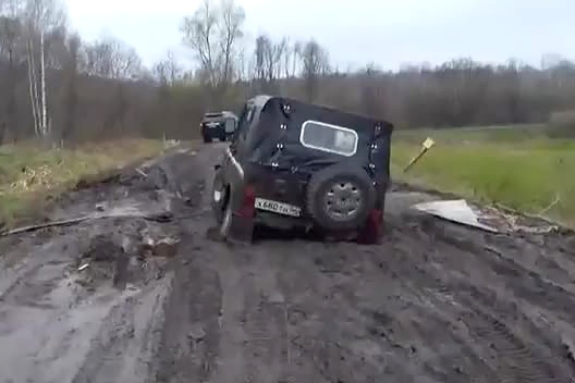 Увязший УАЗ простоял в грязи больше 12 часов Увязший УАЗ простоял в грязи больше 12 часов