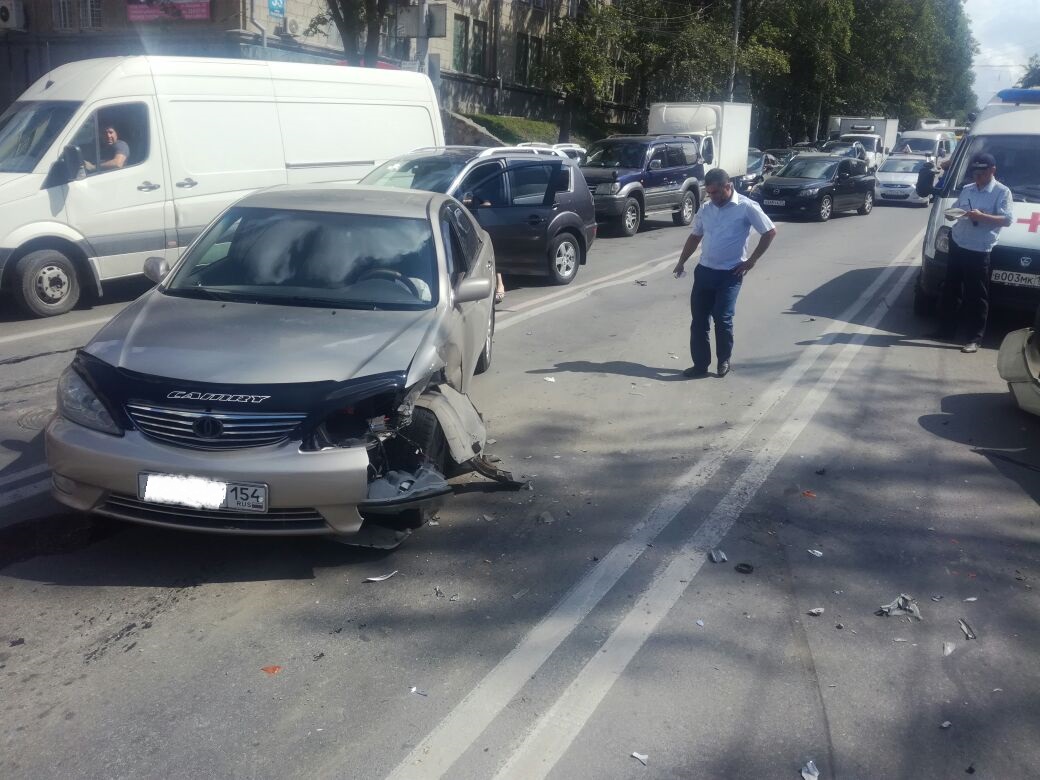 Ещё один перевёртыш: «Субару» легла на крышу после аварии в центре  Новосибирска | 12.07.2017 | Новосибирск - БезФормата