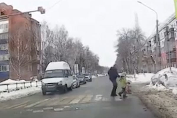 Ребенок хотел перейти самостоятельно, но в последний момент испугался и вернулся на тротуар Ребенок хотел перейти самостоятельно, но в последний момент испугался и вернулся на тротуар