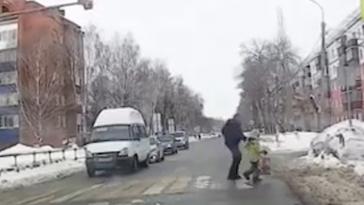 В Башкирии водитель маршрутки стал героем после публикации видео, где он помогает ребенку