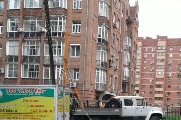 Жители просидели без света почти сутки из-за упавшего столба Жители просидели без света почти сутки из-за упавшего столба