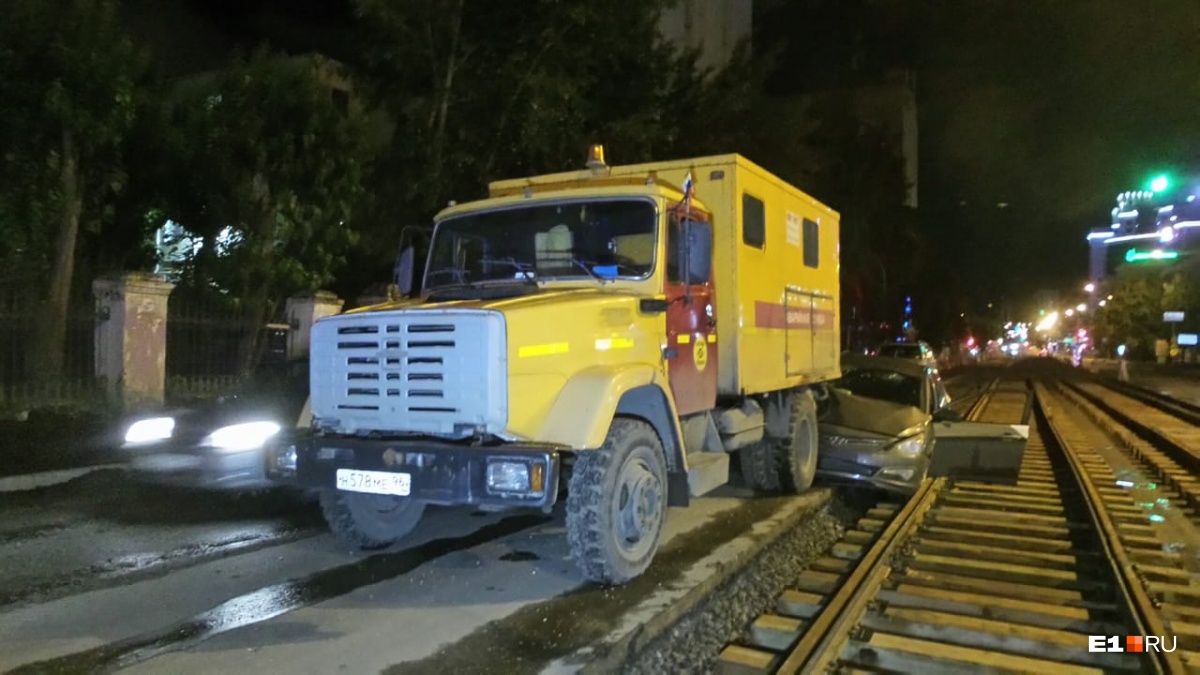 Легковушка влетела в грузовик аварийной службы Легковушка влетела в грузовик аварийной службы