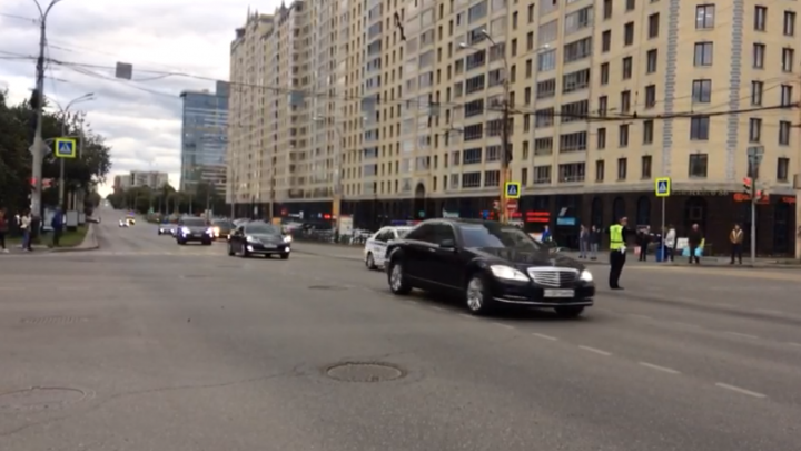 Екатеринбуржцы сняли на видео кортеж генпрокурора России Юрия Чайки, состоящий из 23 машин
