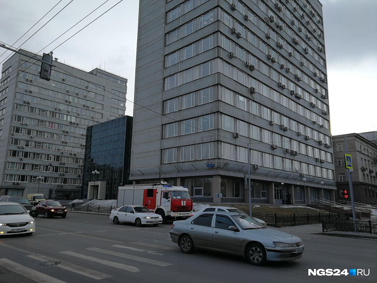 В соцсетях было сообщение о том, что эвакуировано здание правительства. На данный момент людей возле здания нет В соцсетях было сообщение о том, что эвакуировано здание правительства. На данный момент людей возле здания нет