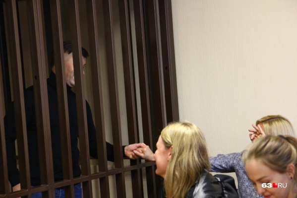 Анна Сазонова (держит за руку своего супруга) пришла поддержать мужа, но во время заседаний прятала свое лицо от камер Анна Сазонова (держит за руку своего супруга) пришла поддержать мужа, но во время заседаний прятала свое лицо от камер