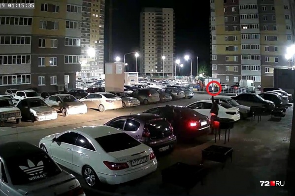 Мужчины постреляли в воздух и уехали прочь Мужчины постреляли в воздух и уехали прочь