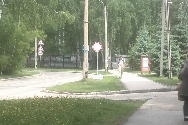 В мэрии сказали, что знак «Движение запрещено» поставили самовольно В мэрии сказали, что знак «Движение запрещено» поставили самовольно