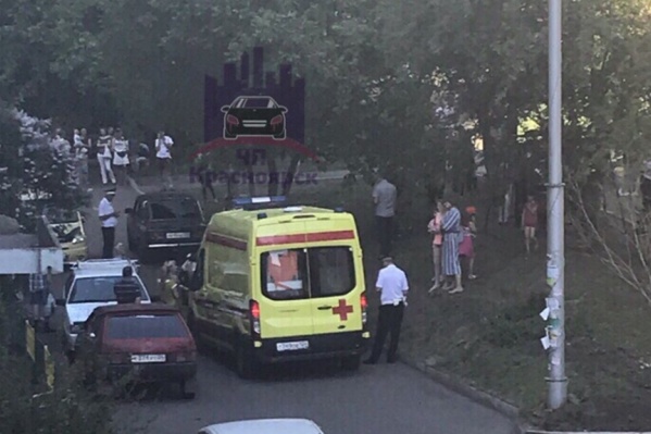 Девочку с травмами увезли в больницу Девочку с травмами увезли в больницу