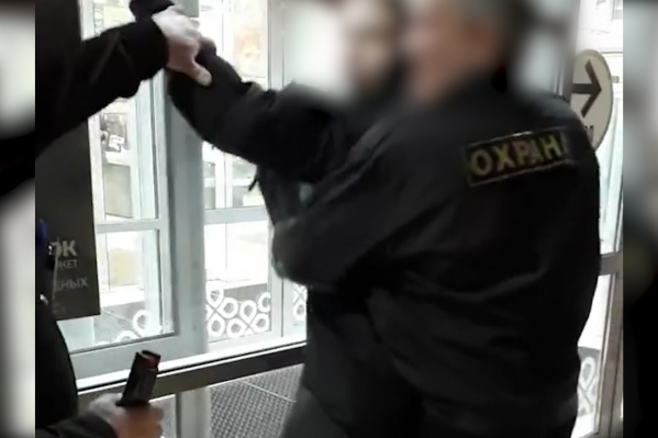 Охранник супермаркета подрался с покупательницей, страдающей сахарным диабетом Охранник супермаркета подрался с покупательницей, страдающей сахарным диабетом