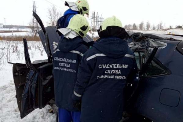 Спасатели достали погибшего из машины Спасатели достали погибшего из машины