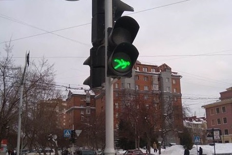 На пересечении Красного проспекта и улицы Державина заметили светофор с перевёрнутым символом пешехода На пересечении Красного проспекта и улицы Державина заметили светофор с перевёрнутым символом пешехода