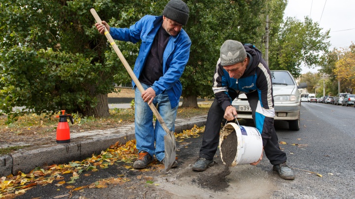 «За месяц ничего не поменялось»: забывчивых чиновников Волгограда заставят отремонтировать дорогу