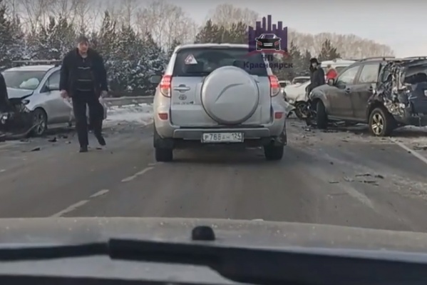 Последствия аварии на трассе в Емельяновском районе Последствия аварии на трассе в Емельяновском районе 