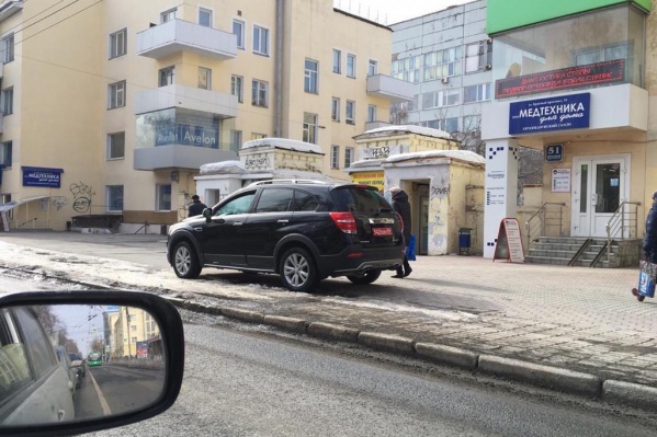 Фото сделано в марте 2019 года — машина стоит у дома на Красном проспекте, 51. От дороги её отделяет выделенная полоса для общественного транспорта Фото сделано в марте 2019 года — машина стоит у дома на Красном проспекте, 51. От дороги её отделяет выделенная полоса для общественного транспорта 
