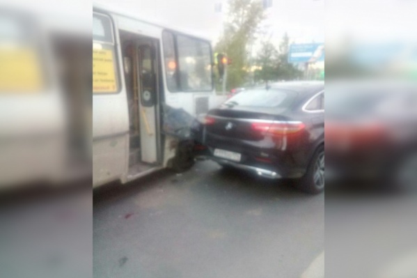 Водитель гнал по бордюру, а потом въехал в автомобили Водитель гнал по бордюру, а потом въехал в автомобили