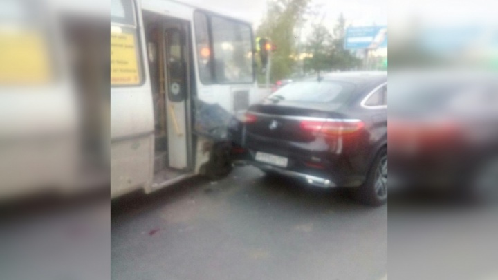 «Летел на бешеной скорости»: в центре Челябинска маршрутка застряла между двумя автомобилями