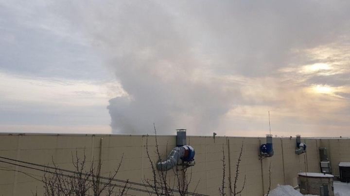 "Впору доставать противогазы": на Химмаше снег покрылся пеплом из-за горящей свалки