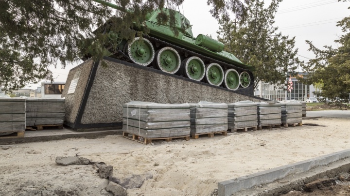 В Волгограде начали благоустраивать сквер у памятника танку Т-34 у Судоверфи