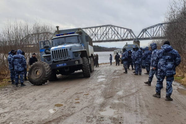 Пока машину ОМОНа ремонтировали, сотрудники отряда прогуливались рядом Пока машину ОМОНа ремонтировали, сотрудники отряда прогуливались рядом