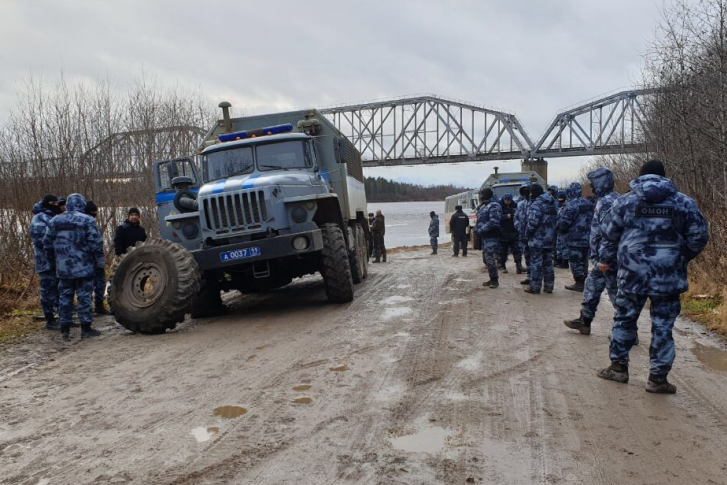 Пока машину ОМОНа ремонтировали, сотрудники отряда прогуливались рядом Пока машину ОМОНа ремонтировали, сотрудники отряда прогуливались рядом