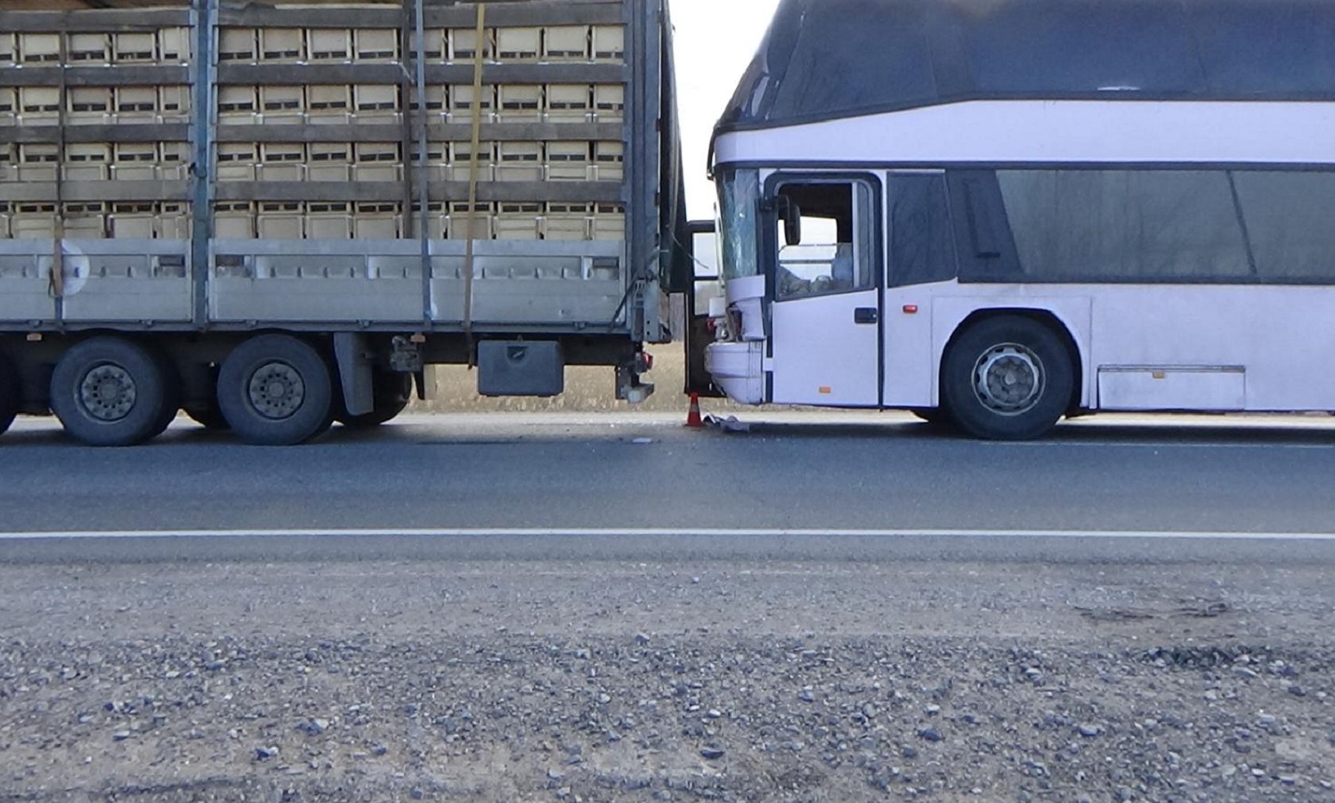 На трассе Тюмень — Омск автобус с 60 пассажирами врезался в фуру