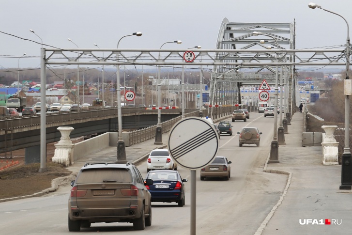 По мосту по-прежнему ездят машины, но большинство водителей мост объезжает