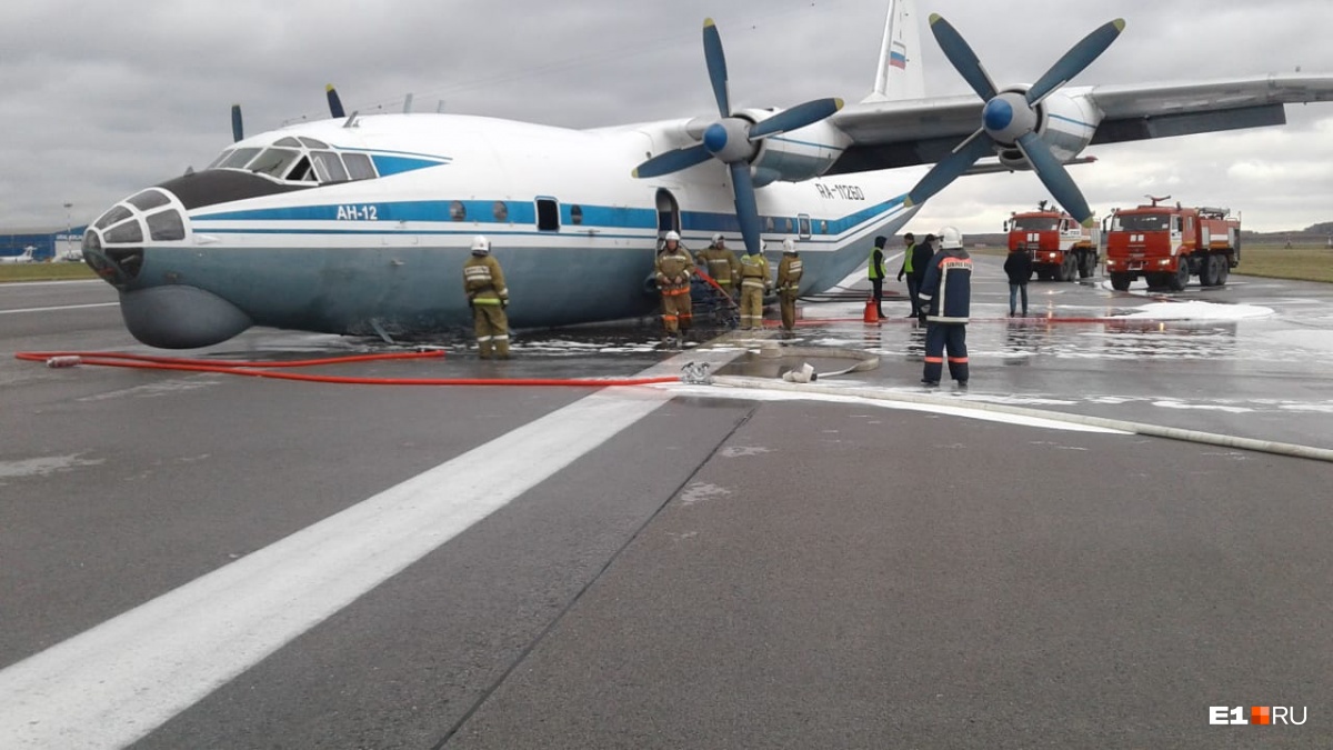 Из-за севшего на брюхо Ан-12 в Кольцово задержали 40 рейсов