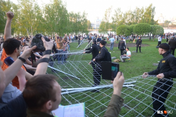 Забор по периметру сквера установили рано утром 13 мая, а уже вечером противники строительства храма его опрокинули Забор по периметру сквера установили рано утром 13 мая, а уже вечером противники строительства храма его опрокинули