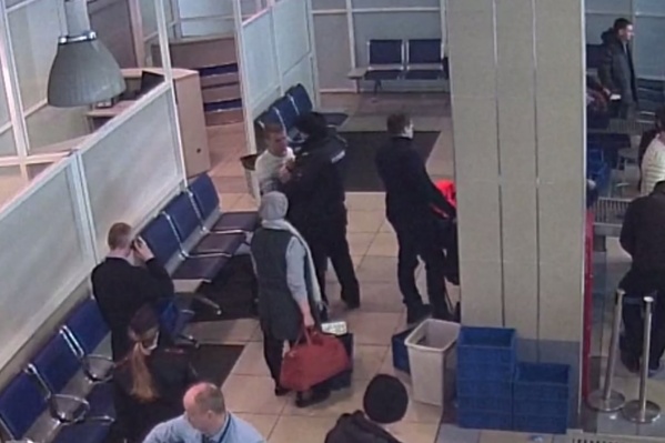 Мужчина затеял дебош в зоне досмотра аэропорта Толмачёво Мужчина затеял дебош в зоне досмотра аэропорта Толмачёво