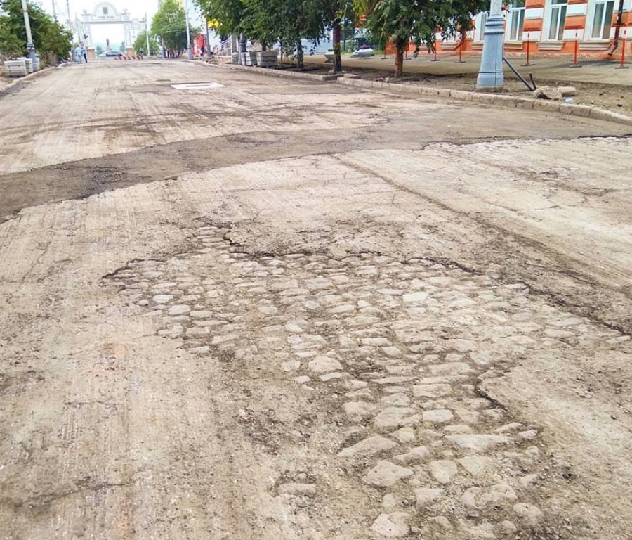Булыжная мостовая в районе дома <nobr class="_">№ 9</nobr> по пр. Мира»/><figcaption>Булыжная мостовая в районе дома № 9 по пр. Мира</figcaption></figure>
<p>Открывшаяся в начале августа булыжная мостовая, по словам краеведа Леонида Бердникова, относится к более позднему периоду — мощение улицы Воскресенской (прежнее название проспекта Мира) началось в 1906–1907 годах. <br></p>
<figure class=