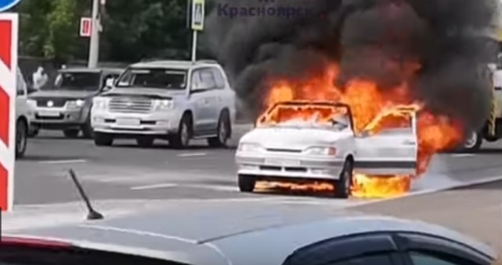 Возле МВДЦ «Сибирь» на ходу загорелся автомобиль