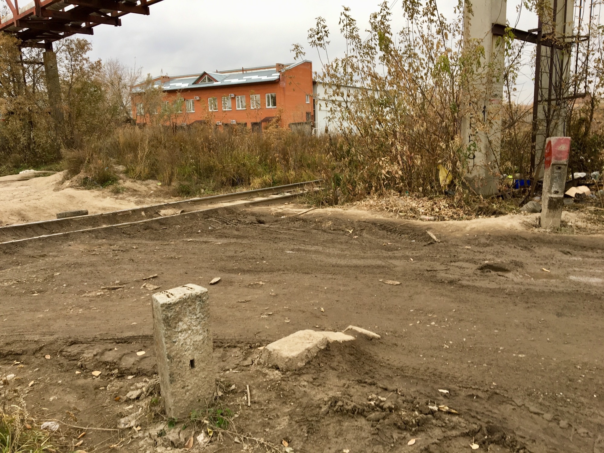 Раньше в этом месте стояли заградительные столбы Раньше в этом месте стояли заградительные столбы
