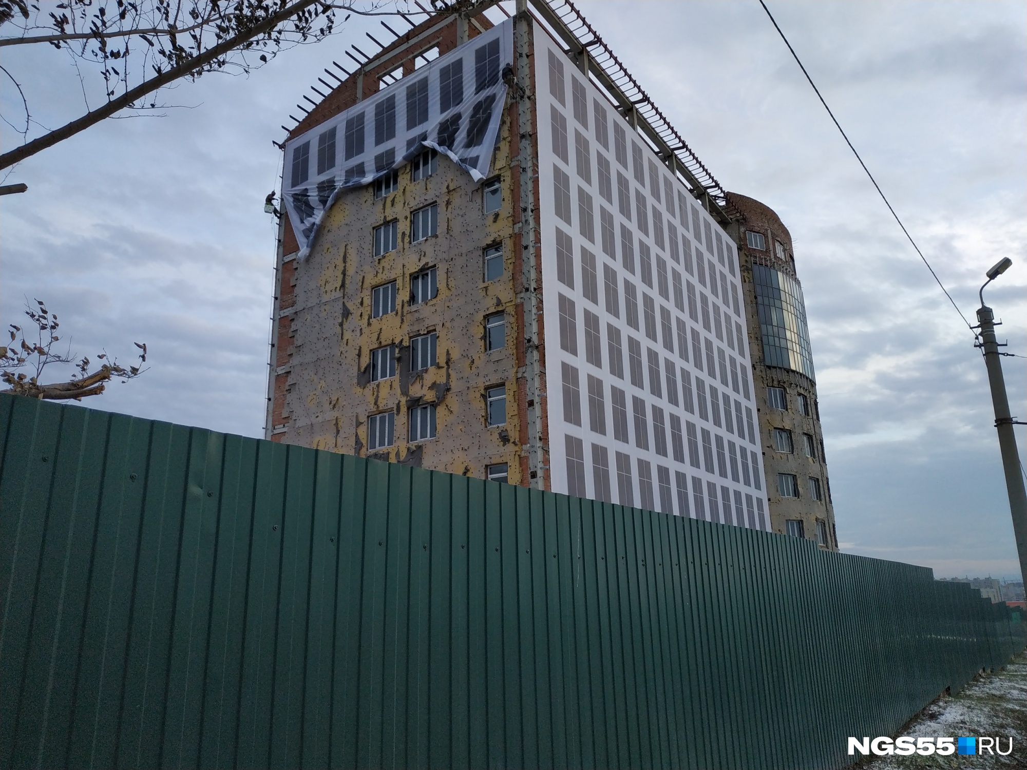 Перед приездом Путина на фасадах омских зданий появились баннеры с «окнами» и «балконами»