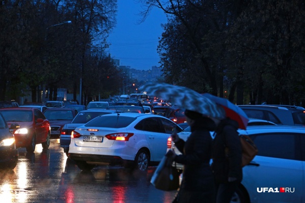 В темное время суток во время дождя пешеход в темной одежде становится для водителя невидимым В темное время суток во время дождя пешеход в темной одежде становится для водителя невидимым