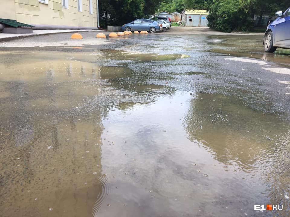 Остановилось время остановились реки. Потоп на улице Кузнецова в Котласе.