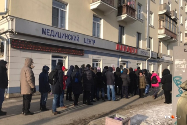 Вот такие очереди из водителей выстроились с самого утра в медцентры 21 ноября Вот такие очереди из водителей выстроились с самого утра в медцентры 21 ноября