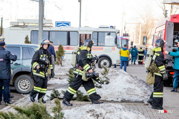Спасатели постоянно отрабатывают навыки на учениях Спасатели постоянно отрабатывают навыки на учениях
