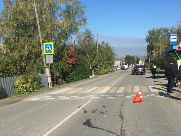 Мужчина переходил дорогу в зоне видимости пешеходного перехода Мужчина переходил дорогу в зоне видимости пешеходного перехода