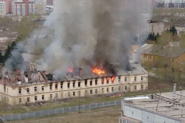 Огонь объял кровлю здания Огонь объял кровлю здания