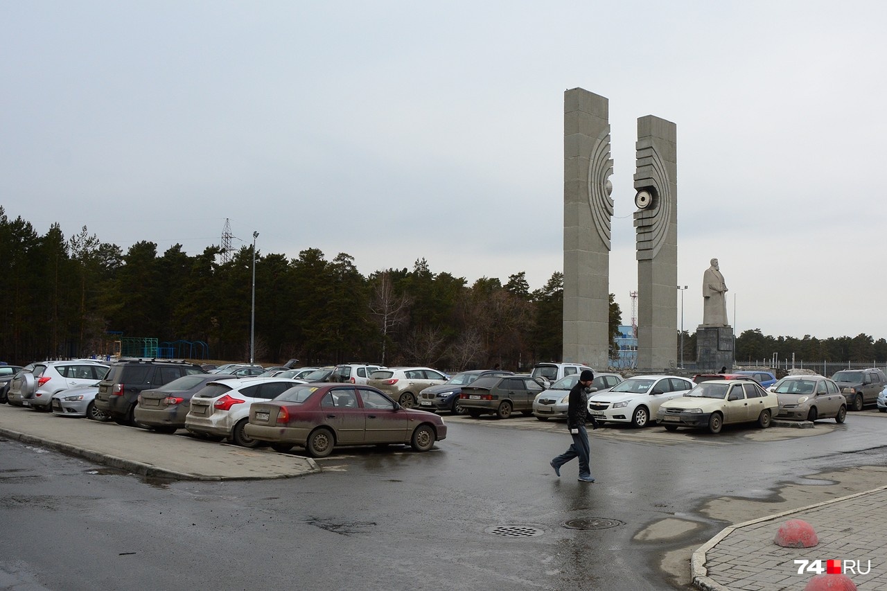 Парковка пользуется большим спросом: свободных мест здесь немного Парковка пользуется большим спросом: свободных мест здесь немного